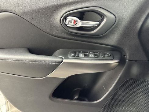 Used 2019 Jeep Cherokee Latitude Plus w/ Cold Weather Group image 21