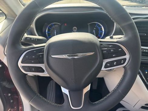 Used 2023 Chrysler Pacifica Touring-L FWD image 28