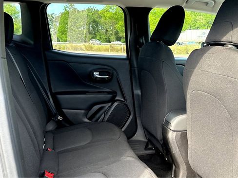 Used 2023 Jeep Renegade Latitude AWD/4WD image 11