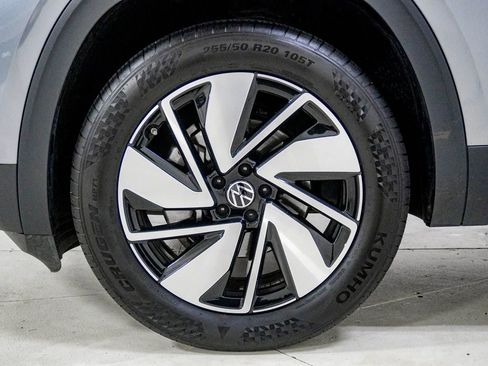 Used 2025 Volkswagen Atlas SE AWD/4WD image 16