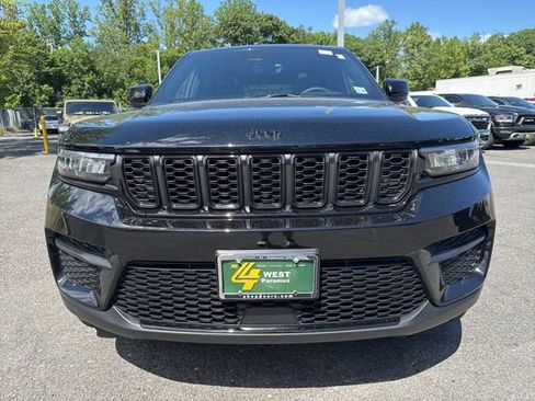 Used 2025 Jeep Grand Cherokee Altitude AWD/4WD image 2