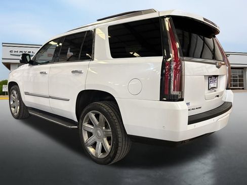 Used 2020 Cadillac Escalade Premium Luxury image 3