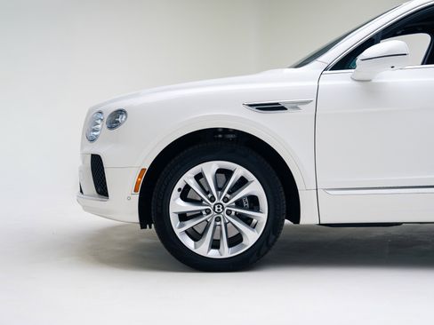 Used 2024 Bentley Bentayga image 13