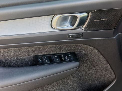 Used 2022 Volvo XC40 T5 Momentum image 23