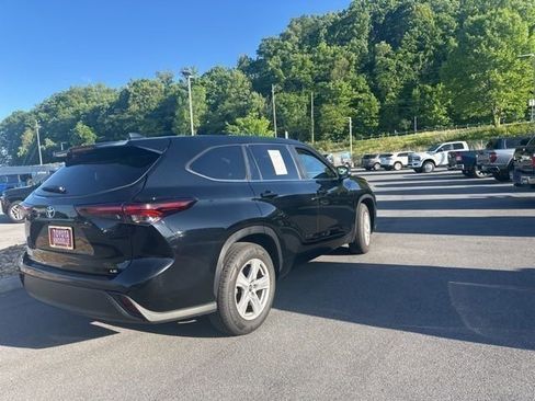 Used 2024 Toyota Highlander LE FWD image 17
