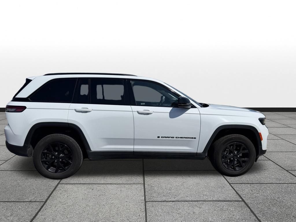 Used 2025 Jeep Grand Cherokee Altitude AWD/4WD image 36