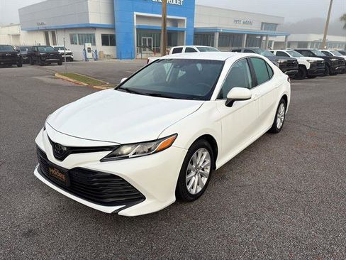 Used 2019 Toyota Camry LE image 3