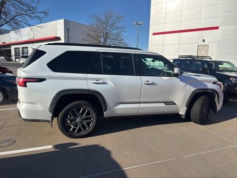 Used 2023 Toyota Sequoia Platinum image 3