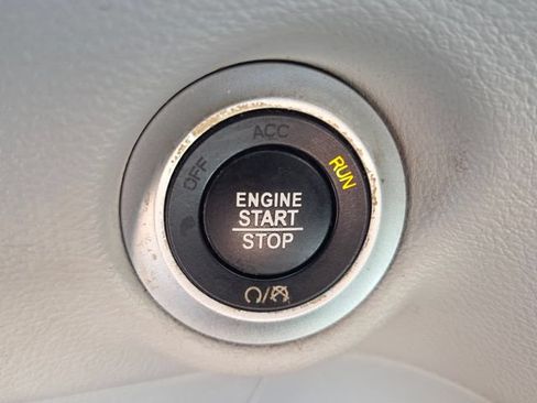 Used 2017 Chrysler Pacifica Touring FWD image 32