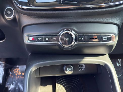 Used 2019 Volvo XC40 T5 Momentum image 25