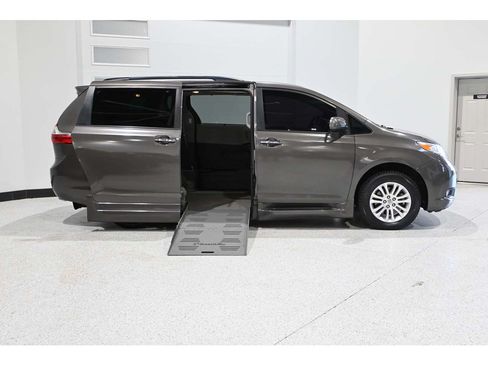 Used 2016 Toyota Sienna XLE w/ XLE Navigation Package FWD image 17