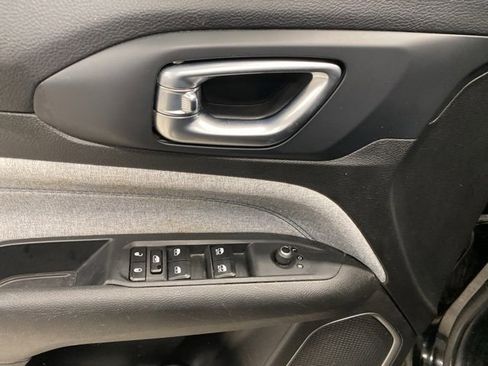 Used 2023 Jeep Compass Sport image 27