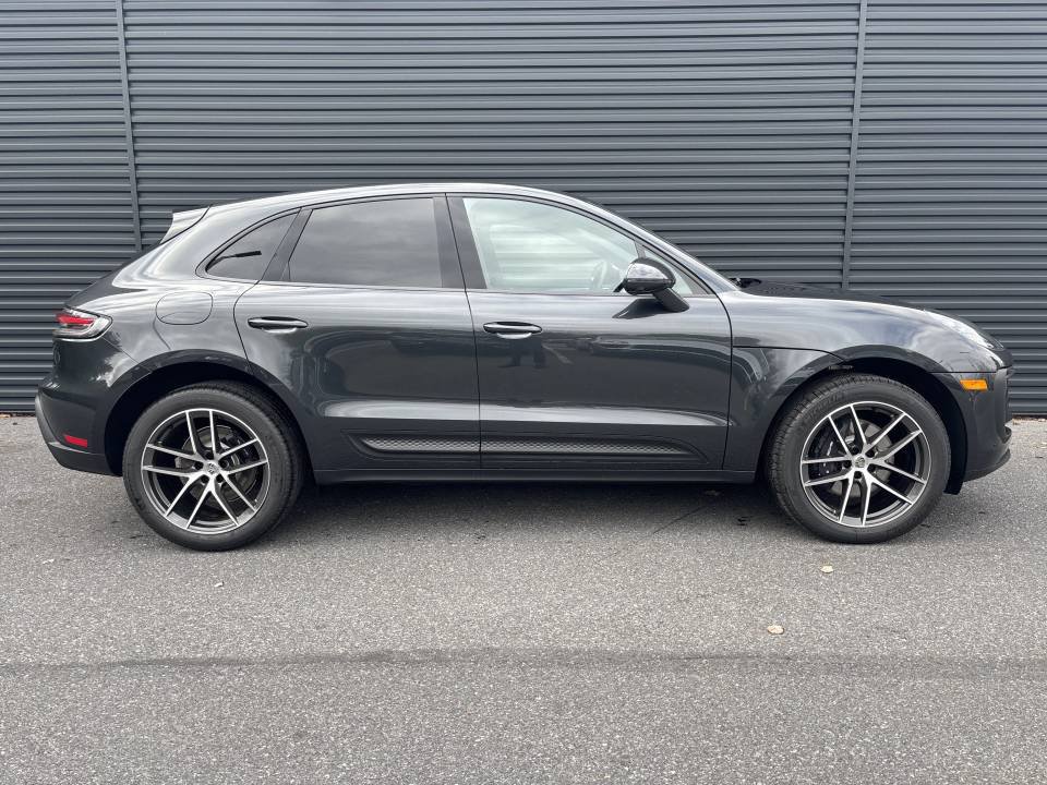 Certified 2026 Porsche Macan AWD/4WD image 6