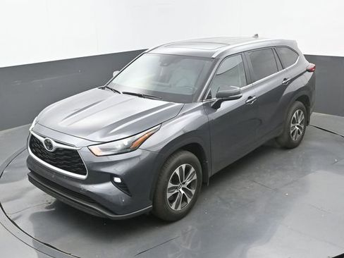 Used 2025 Toyota Highlander XLE image 16