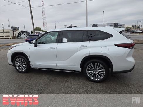Used 2025 Toyota Highlander Platinum image 28
