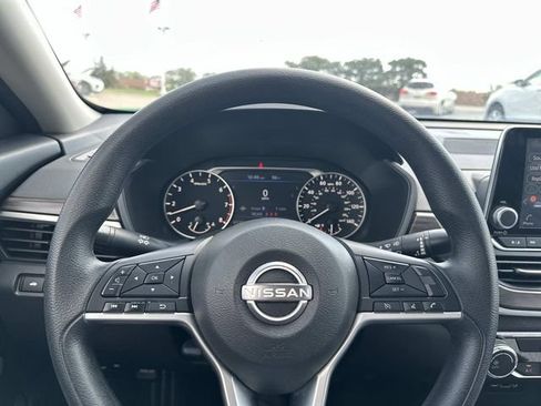 Used 2024 Nissan Altima 2.5 SV FWD image 24