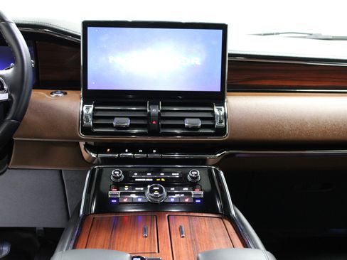 Used 2024 Lincoln Navigator Reserve image 19