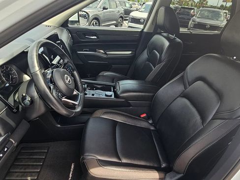 Certified 2025 Nissan Pathfinder SL AWD/4WD image 17
