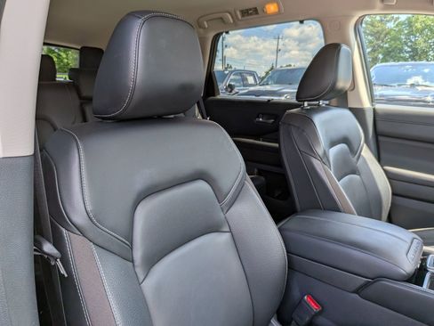 Used 2023 Nissan Pathfinder SL w/ Black Appearance Package AWD/4WD image 39