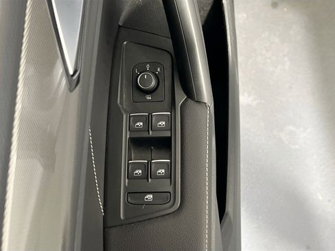 Used 2022 Volkswagen Tiguan SE image 17