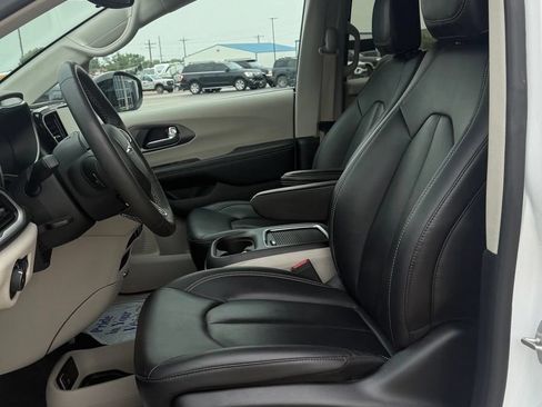 Used 2024 Chrysler Pacifica Touring-L FWD image 14