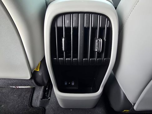 Used 2024 Hyundai Kona Limited image 30