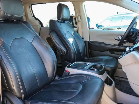 Used 2022 Chrysler Pacifica Touring-L FWD image 15