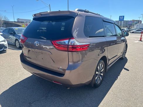 Used 2020 Toyota Sienna XLE w/ XLE Navigation Package AWD/4WD image 11