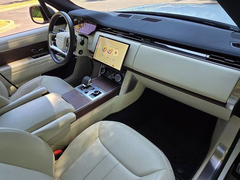 Used 2023 Land Rover Range Rover SE image 23