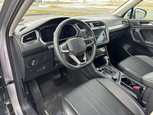 Used 2022 Volkswagen Tiguan SE image 3