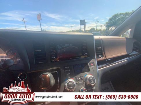 Used 2018 Toyota Sienna XLE AWD 7-Passenger (Natl) image 14
