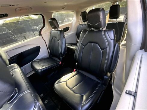Used 2024 Chrysler Pacifica Touring-L image 22