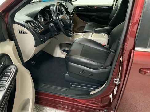 Used 2019 Dodge Grand Caravan SXT image 12