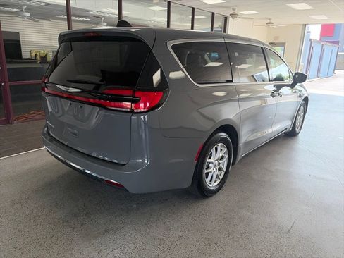 Used 2023 Chrysler Pacifica Touring-L FWD image 4
