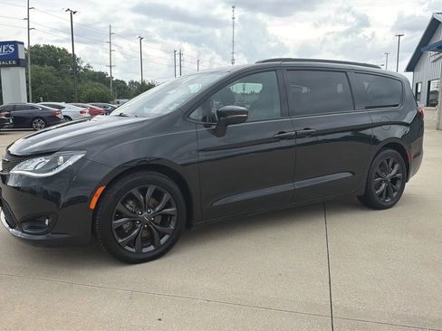 Used 2018 Chrysler Pacifica Limited w/ Advanced Safetytec Group FWD image 5