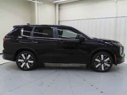 New 2025 Mitsubishi Outlander SE image 2