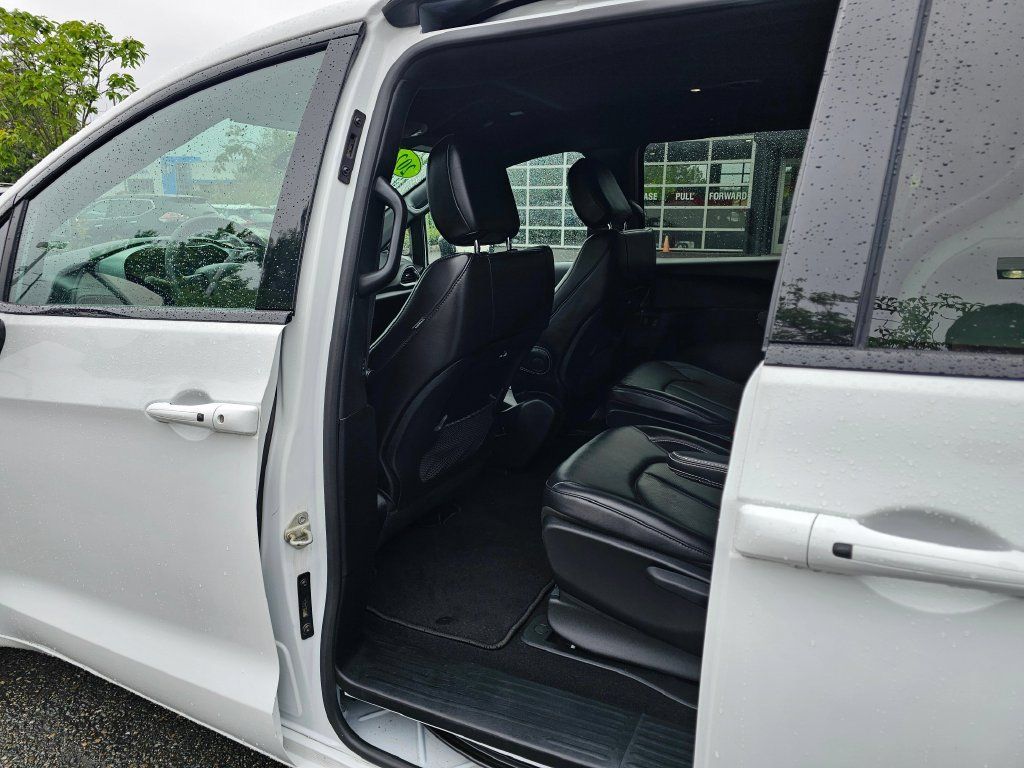 Used 2024 Chrysler Pacifica Limited FWD image 12