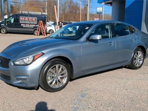 Used 2018 INFINITI Q70 Luxe image 4