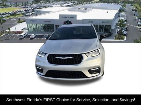 Certified 2026 Chrysler Pacifica Select FWD image 2