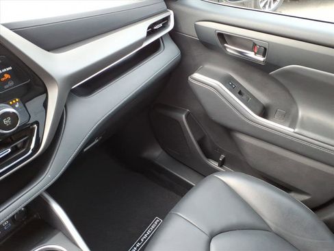Used 2022 Toyota Highlander XLE image 32