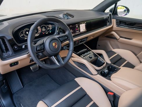 Certified 2025 Porsche Cayenne GTS AWD/4WD image 4