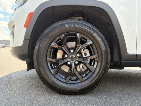 Used 2024 Jeep Grand Cherokee Altitude AWD/4WD image 11