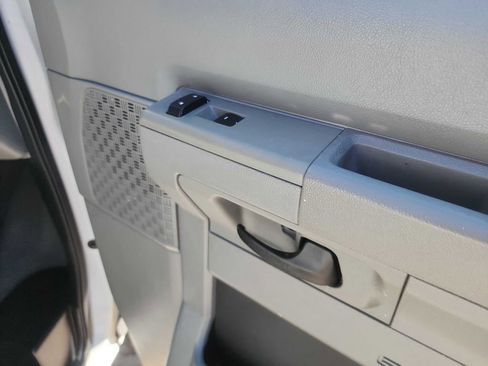 Used 2009 Ford E-350 and Econoline 350 Super Duty Wagon image 32