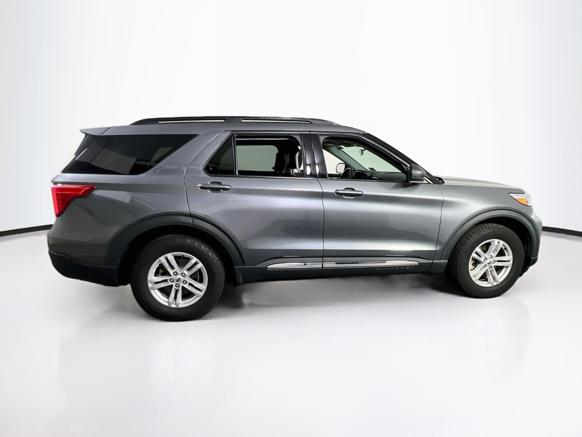 Used 2021 Ford Explorer XLT AWD/4WD image 4