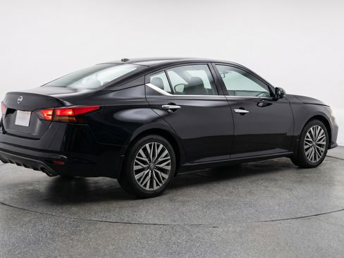 Used 2025 Nissan Altima 2.5 SV FWD image 9