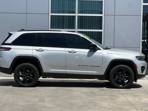 Used 2024 Jeep Grand Cherokee Altitude AWD/4WD image 3