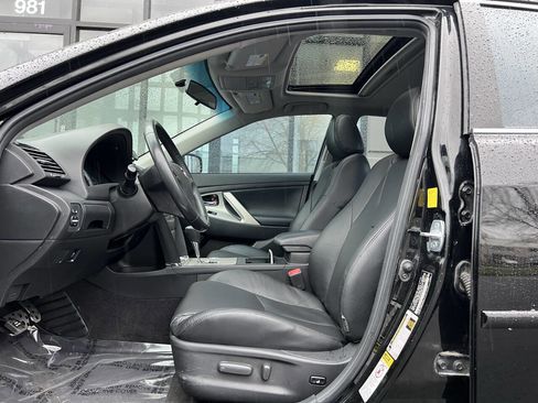 Used 2011 Toyota Camry SE w/ Sport Leather Pkg image 17