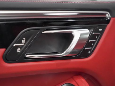 Used 2025 Porsche Macan image 22