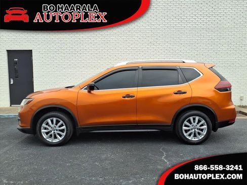Used 2020 Nissan Rogue SV image 1