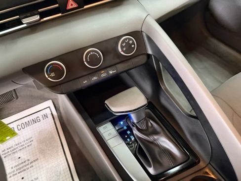 Certified 2025 Hyundai Elantra SE FWD image 24